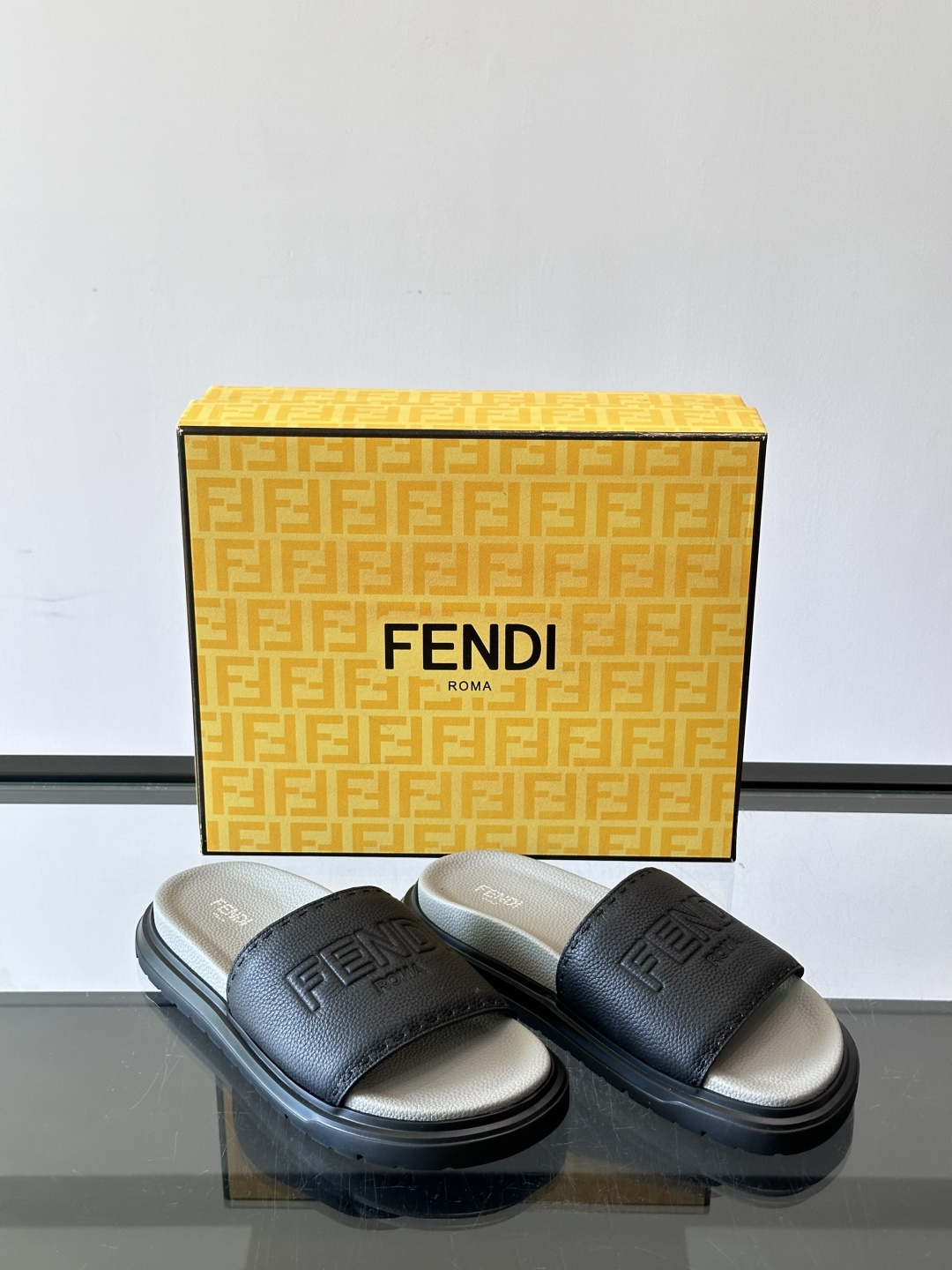 FEND*新款男士休闲拖鞋 真皮拼接老花牛仔面料真皮垫脚   加经典老花面印花 时尚稳重大气 鞋型非常包脚舒适  橡胶防
