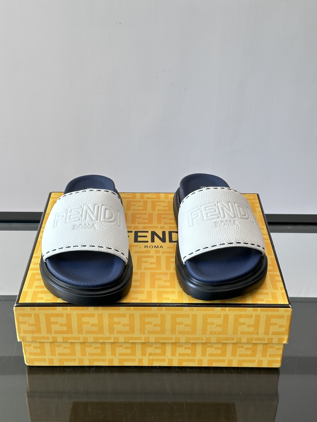 FEND*新款男士休闲拖鞋 真皮拼接老花牛仔面料真皮垫脚 加经典老花面印花 时尚稳重大气 鞋型非常包脚舒适 橡胶防 FEND*新款男士休闲拖鞋 真皮拼接老花牛仔面料真皮垫脚 加经典老花面印花 时尚稳重大气 鞋型非常包脚舒适 橡胶防