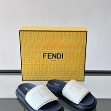 FEND*新款男士休闲拖鞋 真皮拼接老花牛仔面料真皮垫脚 加经典老花面印花 时尚稳重大气 鞋型非常包脚舒适 橡胶防 FEND*新款男士休闲拖鞋 真皮拼接老花牛仔面料真皮垫脚 加经典老花面印花 时尚稳重大气 鞋型非常包脚舒适 橡胶防