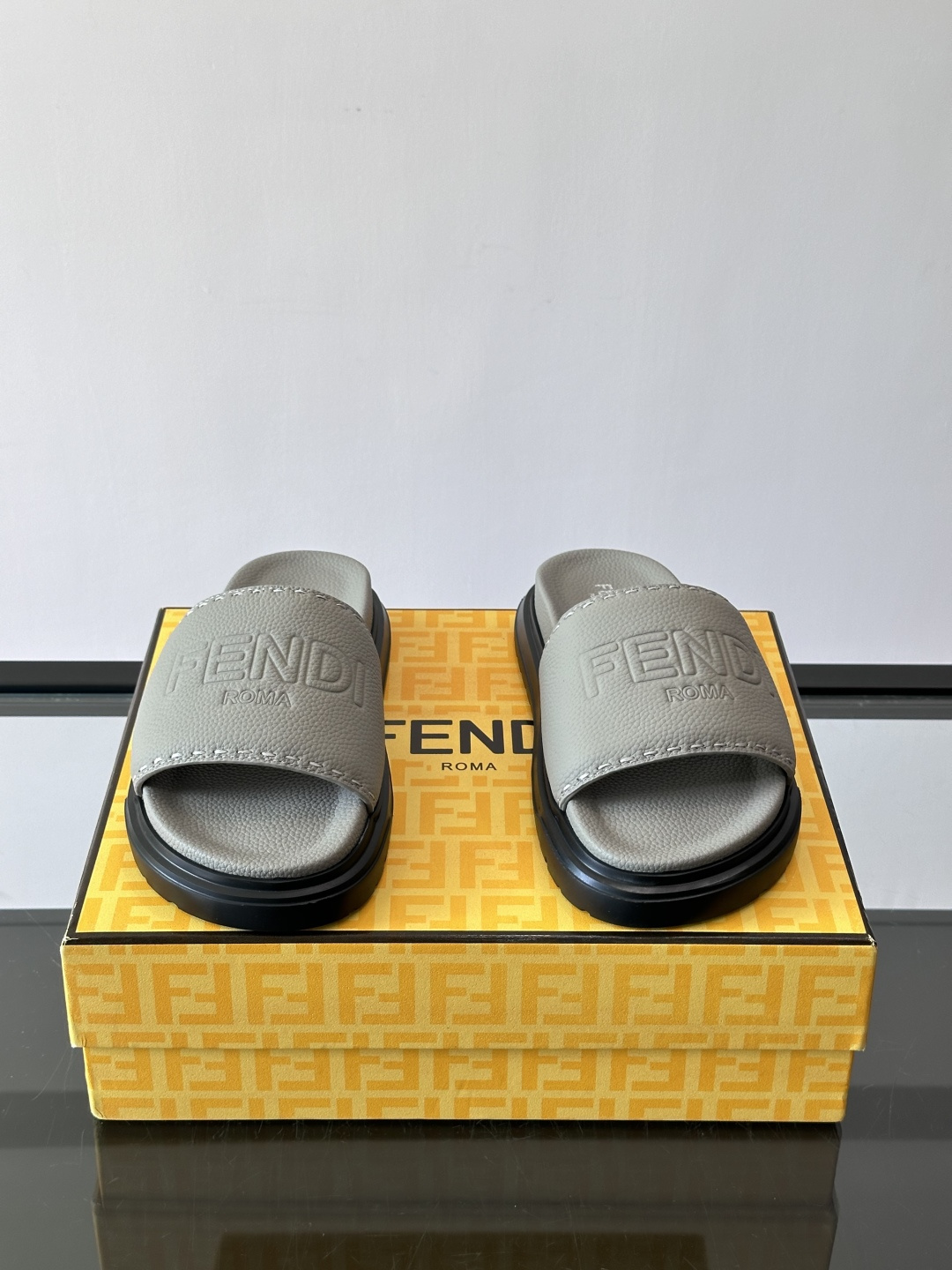 FEND*新款男士休闲拖鞋 真皮拼接老花牛仔面料真皮垫脚 加经典老花面印花 时尚稳重大气 鞋型非常包脚舒适 橡胶防 FEND*新款男士休闲拖鞋 真皮拼接老花牛仔面料真皮垫脚 加经典老花面印花 时尚稳重大气 鞋型非常包脚舒适 橡胶防