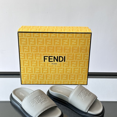 FEND*新款男士休闲拖鞋 真皮拼接老花牛仔面料真皮垫脚 加经典老花面印花 时尚稳重大气 鞋型非常包脚舒适 橡胶防 FEND*新款男士休闲拖鞋 真皮拼接老花牛仔面料真皮垫脚 加经典老花面印花 时尚稳重大气 鞋型非常包脚舒适 橡胶防