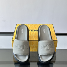 FEND*新款男士休闲拖鞋 真皮拼接老花牛仔面料真皮垫脚 加经典老花面印花 时尚稳重大气 鞋型非常包脚舒适 橡胶防 FEND*新款男士休闲拖鞋 真皮拼接老花牛仔面料真皮垫脚 加经典老花面印花 时尚稳重大气 鞋型非常包脚舒适 橡胶防