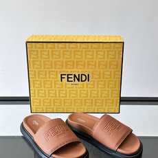 FEND*新款男士休闲拖鞋 真皮拼接老花牛仔面料真皮垫脚 加经典老花面印花 时尚稳重大气 鞋型非常包脚舒适 橡胶防 FEND*新款男士休闲拖鞋 真皮拼接老花牛仔面料真皮垫脚 加经典老花面印花 时尚稳重大气 鞋型非常包脚舒适 橡胶防