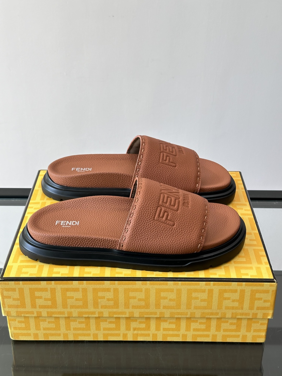 FEND*新款男士休闲拖鞋 真皮拼接老花牛仔面料真皮垫脚   加经典老花面印花 时尚稳重大气 鞋型非常包脚舒适  橡胶防