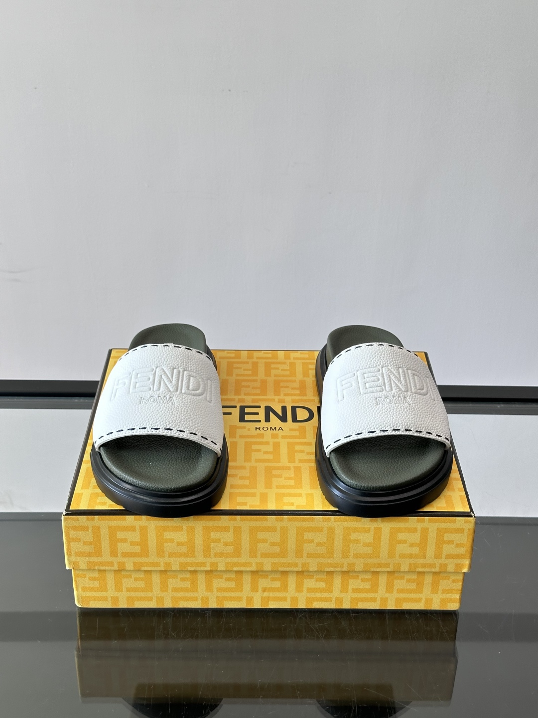FEND*新款男士休闲拖鞋 真皮拼接老花牛仔面料真皮垫脚   加经典老花面印花 时尚稳重大气 鞋型非常包脚舒适  橡胶防