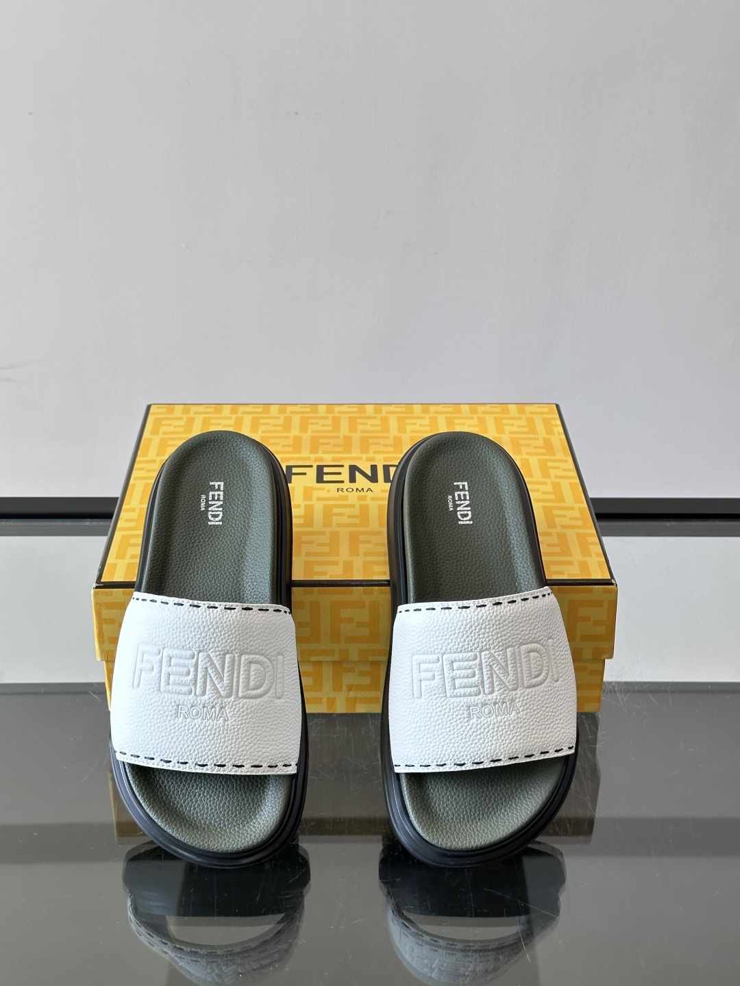 FEND*新款男士休闲拖鞋 真皮拼接老花牛仔面料真皮垫脚   加经典老花面印花 时尚稳重大气 鞋型非常包脚舒适  橡胶防