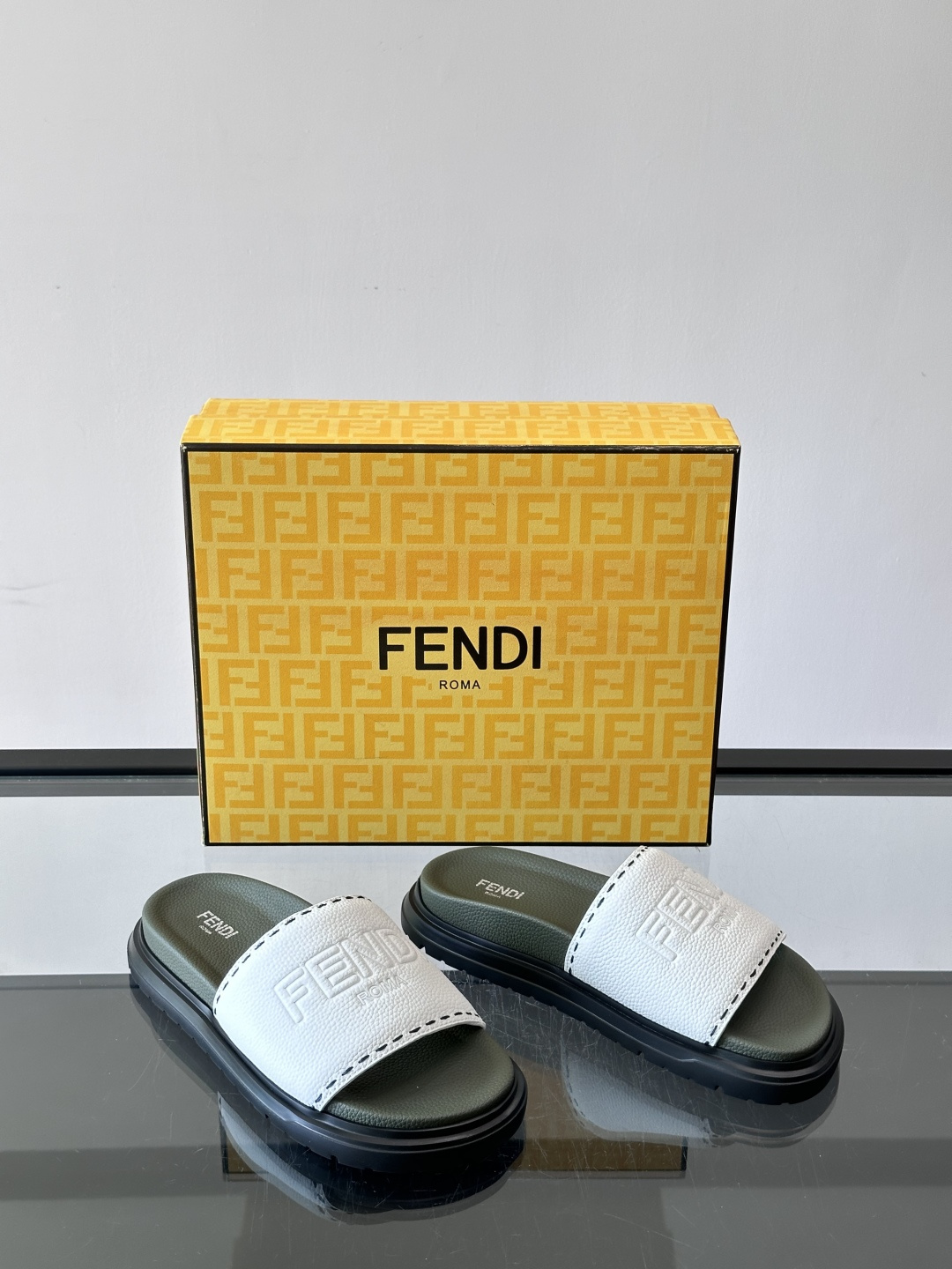 FEND*新款男士休闲拖鞋 真皮拼接老花牛仔面料真皮垫脚   加经典老花面印花 时尚稳重大气 鞋型非常包脚舒适  橡胶防