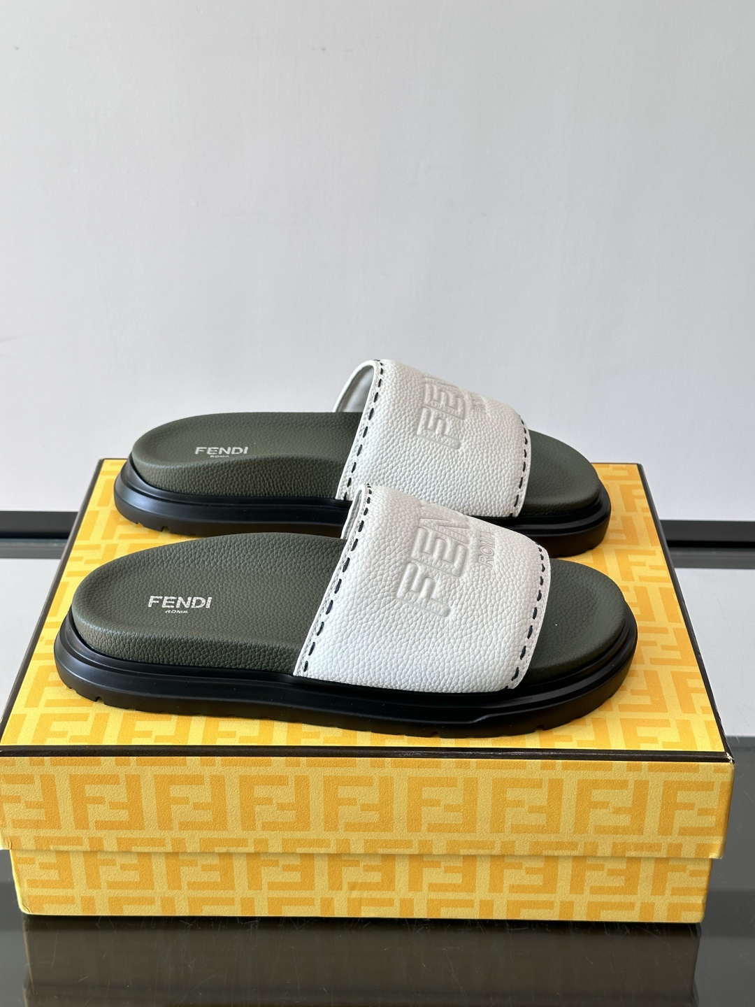 FEND*新款男士休闲拖鞋 真皮拼接老花牛仔面料真皮垫脚   加经典老花面印花 时尚稳重大气 鞋型非常包脚舒适  橡胶防