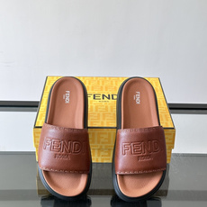 FEND*新款男士休闲拖鞋 真皮拼接老花牛仔面料真皮垫脚 加经典老花面印花 时尚稳重大气 鞋型非常包脚舒适 橡胶防 FEND*新款男士休闲拖鞋 真皮拼接老花牛仔面料真皮垫脚 加经典老花面印花 时尚稳重大气 鞋型非常包脚舒适 橡胶防