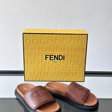 FEND*新款男士休闲拖鞋 真皮拼接老花牛仔面料真皮垫脚 加经典老花面印花 时尚稳重大气 鞋型非常包脚舒适 橡胶防 FEND*新款男士休闲拖鞋 真皮拼接老花牛仔面料真皮垫脚 加经典老花面印花 时尚稳重大气 鞋型非常包脚舒适 橡胶防