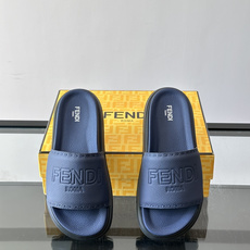 FEND*新款男士休闲拖鞋 真皮拼接老花牛仔面料真皮垫脚 加经典老花面印花 时尚稳重大气 鞋型非常包脚舒适 橡胶防 FEND*新款男士休闲拖鞋 真皮拼接老花牛仔面料真皮垫脚 加经典老花面印花 时尚稳重大气 鞋型非常包脚舒适 橡胶防