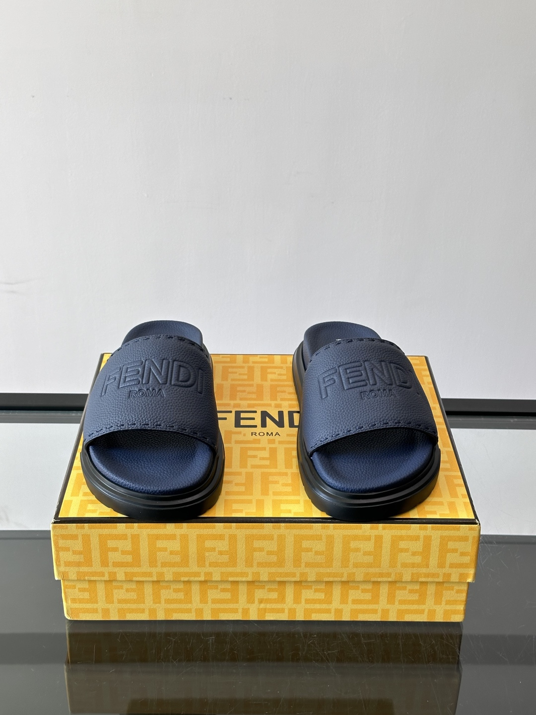 FEND*新款男士休闲拖鞋 真皮拼接老花牛仔面料真皮垫脚 加经典老花面印花 时尚稳重大气 鞋型非常包脚舒适 橡胶防 FEND*新款男士休闲拖鞋 真皮拼接老花牛仔面料真皮垫脚 加经典老花面印花 时尚稳重大气 鞋型非常包脚舒适 橡胶防