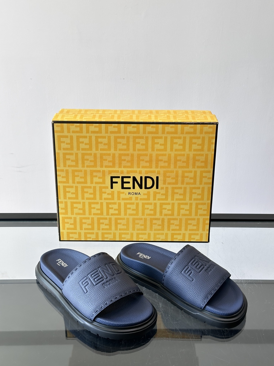 FEND*新款男士休闲拖鞋 真皮拼接老花牛仔面料真皮垫脚 加经典老花面印花 时尚稳重大气 鞋型非常包脚舒适 橡胶防 FEND*新款男士休闲拖鞋 真皮拼接老花牛仔面料真皮垫脚 加经典老花面印花 时尚稳重大气 鞋型非常包脚舒适 橡胶防