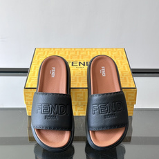 FEND*新款男士休闲拖鞋 真皮拼接老花牛仔面料真皮垫脚 加经典老花面印花 时尚稳重大气 鞋型非常包脚舒适 橡胶防 FEND*新款男士休闲拖鞋 真皮拼接老花牛仔面料真皮垫脚 加经典老花面印花 时尚稳重大气 鞋型非常包脚舒适 橡胶防