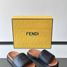 FEND*新款男士休闲拖鞋 真皮拼接老花牛仔面料真皮垫脚 加经典老花面印花 时尚稳重大气 鞋型非常包脚舒适 橡胶防 FEND*新款男士休闲拖鞋 真皮拼接老花牛仔面料真皮垫脚 加经典老花面印花 时尚稳重大气 鞋型非常包脚舒适 橡胶防