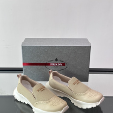 Prada/普拉达 男士新款一脚蹬懒人休闲鞋👟这款运动鞋采用光滑小牛皮革➕透气网面,一脚蹬乐福鞋鞋面,现代简约风格,舒适 Prada/普拉达 男士新款一脚蹬懒人休闲鞋👟这款运动鞋采用光滑小牛皮革➕透气网面,一脚蹬乐福鞋鞋面,现代简约风格,舒适