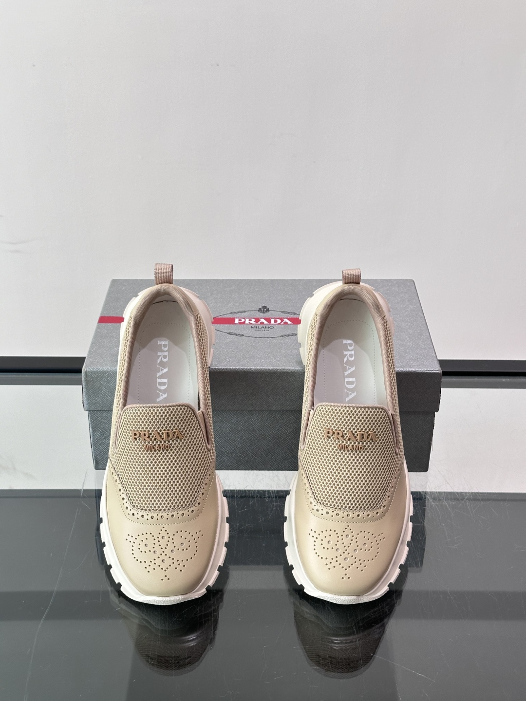 Prada/普拉达 男士新款一脚蹬懒人休闲鞋👟这款运动鞋采用光滑小牛皮革➕透气网面,一脚蹬乐福鞋鞋面,现代简约风格,舒适 Prada/普拉达 男士新款一脚蹬懒人休闲鞋👟这款运动鞋采用光滑小牛皮革➕透气网面,一脚蹬乐福鞋鞋面,现代简约风格,舒适