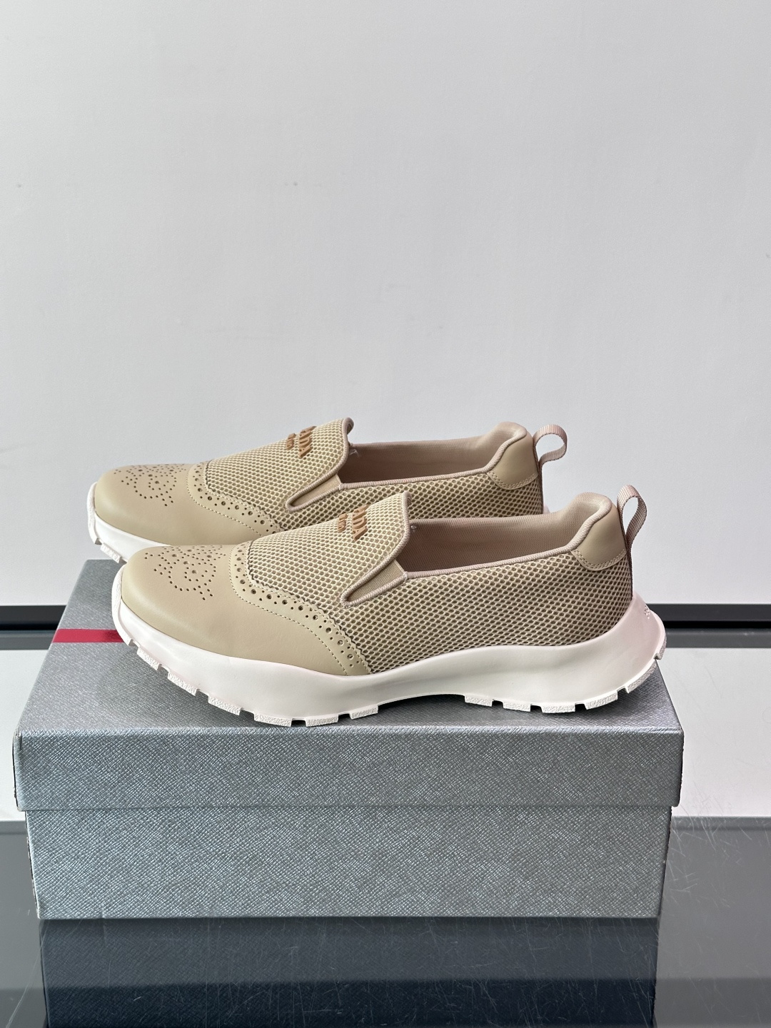 Prada/普拉达 男士新款一脚蹬懒人休闲鞋👟这款运动鞋采用光滑小牛皮革➕透气网面,一脚蹬乐福鞋鞋面,现代简约风格,舒适 Prada/普拉达 男士新款一脚蹬懒人休闲鞋👟这款运动鞋采用光滑小牛皮革➕透气网面,一脚蹬乐福鞋鞋面,现代简约风格,舒适