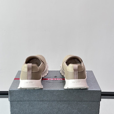 Prada/普拉达 男士新款一脚蹬懒人休闲鞋👟这款运动鞋采用光滑小牛皮革➕透气网面,一脚蹬乐福鞋鞋面,现代简约风格,舒适 Prada/普拉达 男士新款一脚蹬懒人休闲鞋👟这款运动鞋采用光滑小牛皮革➕透气网面,一脚蹬乐福鞋鞋面,现代简约风格,舒适