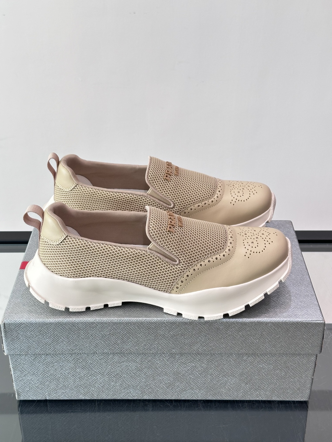 Prada/普拉达 男士新款一脚蹬懒人休闲鞋👟这款运动鞋采用光滑小牛皮革➕透气网面，一脚蹬乐福鞋鞋面，现代简约风格，舒适
