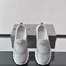 Prada/普拉达 男士新款一脚蹬懒人休闲鞋👟这款运动鞋采用光滑小牛皮革➕透气网面,一脚蹬乐福鞋鞋面,现代简约风格,舒适 Prada/普拉达 男士新款一脚蹬懒人休闲鞋👟这款运动鞋采用光滑小牛皮革➕透气网面,一脚蹬乐福鞋鞋面,现代简约风格,舒适
