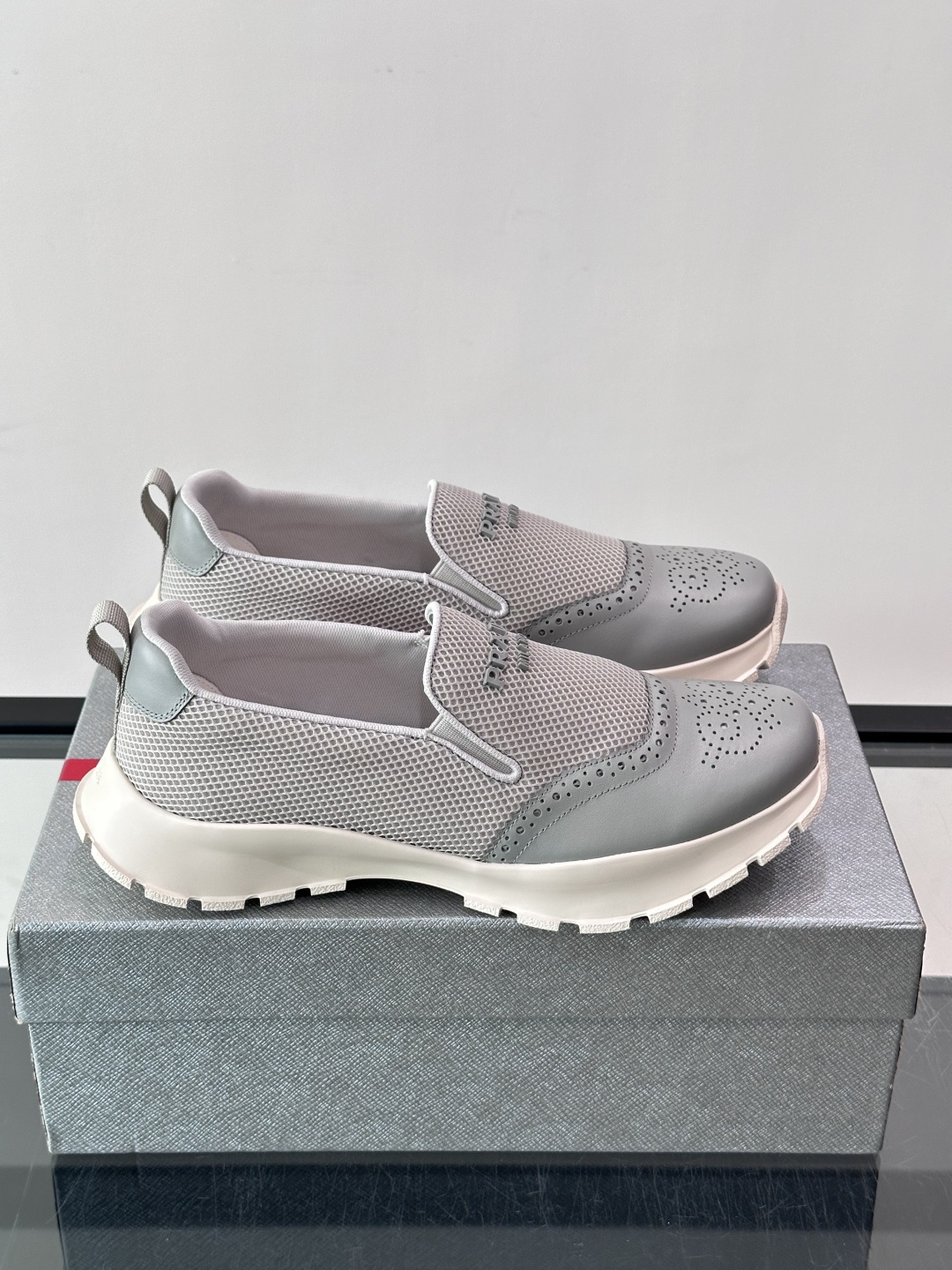 Prada/普拉达 男士新款一脚蹬懒人休闲鞋👟这款运动鞋采用光滑小牛皮革➕透气网面，一脚蹬乐福鞋鞋面，现代简约风格，舒适