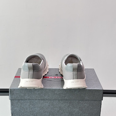 Prada/普拉达 男士新款一脚蹬懒人休闲鞋👟这款运动鞋采用光滑小牛皮革➕透气网面,一脚蹬乐福鞋鞋面,现代简约风格,舒适 Prada/普拉达 男士新款一脚蹬懒人休闲鞋👟这款运动鞋采用光滑小牛皮革➕透气网面,一脚蹬乐福鞋鞋面,现代简约风格,舒适