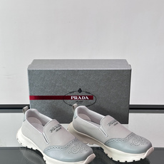 Prada/普拉达 男士新款一脚蹬懒人休闲鞋👟这款运动鞋采用光滑小牛皮革➕透气网面,一脚蹬乐福鞋鞋面,现代简约风格,舒适 Prada/普拉达 男士新款一脚蹬懒人休闲鞋👟这款运动鞋采用光滑小牛皮革➕透气网面,一脚蹬乐福鞋鞋面,现代简约风格,舒适
