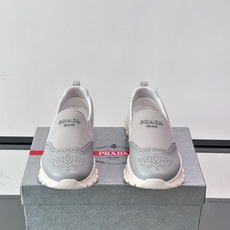 Prada/普拉达 男士新款一脚蹬懒人休闲鞋👟这款运动鞋采用光滑小牛皮革➕透气网面,一脚蹬乐福鞋鞋面,现代简约风格,舒适 Prada/普拉达 男士新款一脚蹬懒人休闲鞋👟这款运动鞋采用光滑小牛皮革➕透气网面,一脚蹬乐福鞋鞋面,现代简约风格,舒适