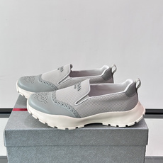 Prada/普拉达 男士新款一脚蹬懒人休闲鞋👟这款运动鞋采用光滑小牛皮革➕透气网面,一脚蹬乐福鞋鞋面,现代简约风格,舒适 Prada/普拉达 男士新款一脚蹬懒人休闲鞋👟这款运动鞋采用光滑小牛皮革➕透气网面,一脚蹬乐福鞋鞋面,现代简约风格,舒适