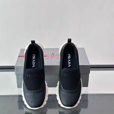 Prada/普拉达 男士新款一脚蹬懒人休闲鞋👟这款运动鞋采用光滑小牛皮革➕透气网面,一脚蹬乐福鞋鞋面,现代简约风格,舒适 Prada/普拉达 男士新款一脚蹬懒人休闲鞋👟这款运动鞋采用光滑小牛皮革➕透气网面,一脚蹬乐福鞋鞋面,现代简约风格,舒适