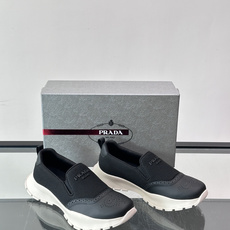 Prada/普拉达 男士新款一脚蹬懒人休闲鞋👟这款运动鞋采用光滑小牛皮革➕透气网面,一脚蹬乐福鞋鞋面,现代简约风格,舒适 Prada/普拉达 男士新款一脚蹬懒人休闲鞋👟这款运动鞋采用光滑小牛皮革➕透气网面,一脚蹬乐福鞋鞋面,现代简约风格,舒适