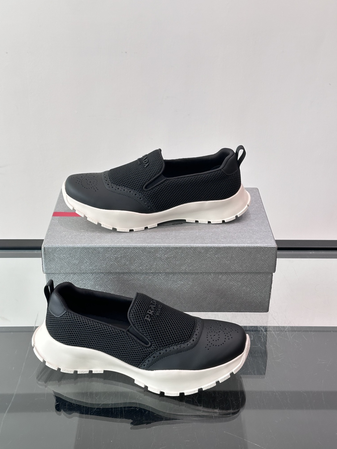 Prada/普拉达 男士新款一脚蹬懒人休闲鞋👟这款运动鞋采用光滑小牛皮革➕透气网面,一脚蹬乐福鞋鞋面,现代简约风格,舒适 Prada/普拉达 男士新款一脚蹬懒人休闲鞋👟这款运动鞋采用光滑小牛皮革➕透气网面,一脚蹬乐福鞋鞋面,现代简约风格,舒适