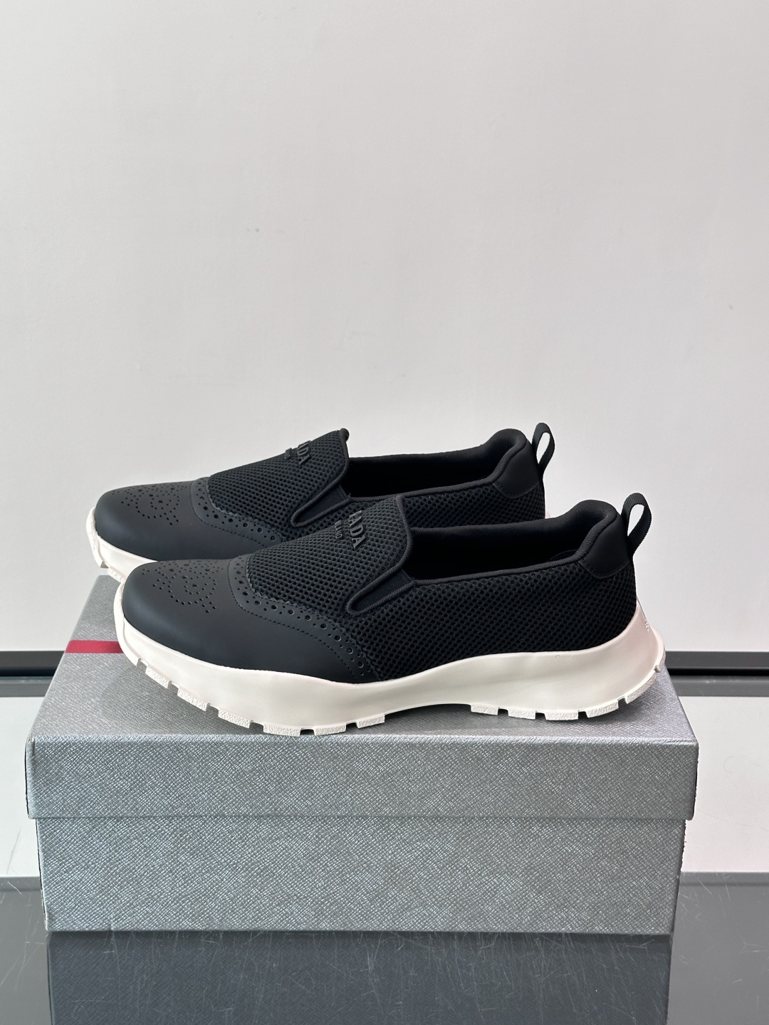Prada/普拉达 男士新款一脚蹬懒人休闲鞋👟这款运动鞋采用光滑小牛皮革➕透气网面,一脚蹬乐福鞋鞋面,现代简约风格,舒适 Prada/普拉达 男士新款一脚蹬懒人休闲鞋👟这款运动鞋采用光滑小牛皮革➕透气网面,一脚蹬乐福鞋鞋面,现代简约风格,舒适