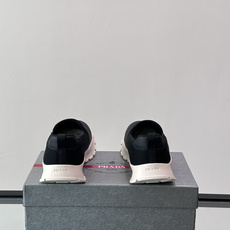 Prada/普拉达 男士新款一脚蹬懒人休闲鞋👟这款运动鞋采用光滑小牛皮革➕透气网面,一脚蹬乐福鞋鞋面,现代简约风格,舒适 Prada/普拉达 男士新款一脚蹬懒人休闲鞋👟这款运动鞋采用光滑小牛皮革➕透气网面,一脚蹬乐福鞋鞋面,现代简约风格,舒适