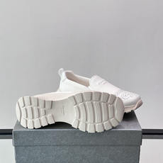 Prada/普拉达 男士新款一脚蹬懒人休闲鞋👟这款运动鞋采用光滑小牛皮革➕透气网面,一脚蹬乐福鞋鞋面,现代简约风格,舒适 Prada/普拉达 男士新款一脚蹬懒人休闲鞋👟这款运动鞋采用光滑小牛皮革➕透气网面,一脚蹬乐福鞋鞋面,现代简约风格,舒适