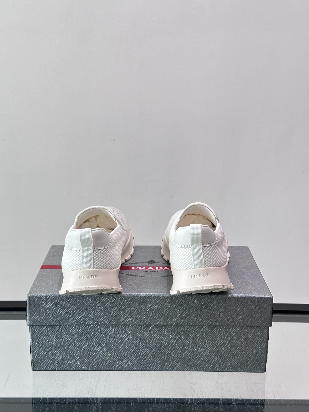 Prada/普拉达 男士新款一脚蹬懒人休闲鞋👟这款运动鞋采用光滑小牛皮革➕透气网面,一脚蹬乐福鞋鞋面,现代简约风格,舒适 Prada/普拉达 男士新款一脚蹬懒人休闲鞋👟这款运动鞋采用光滑小牛皮革➕透气网面,一脚蹬乐福鞋鞋面,现代简约风格,舒适