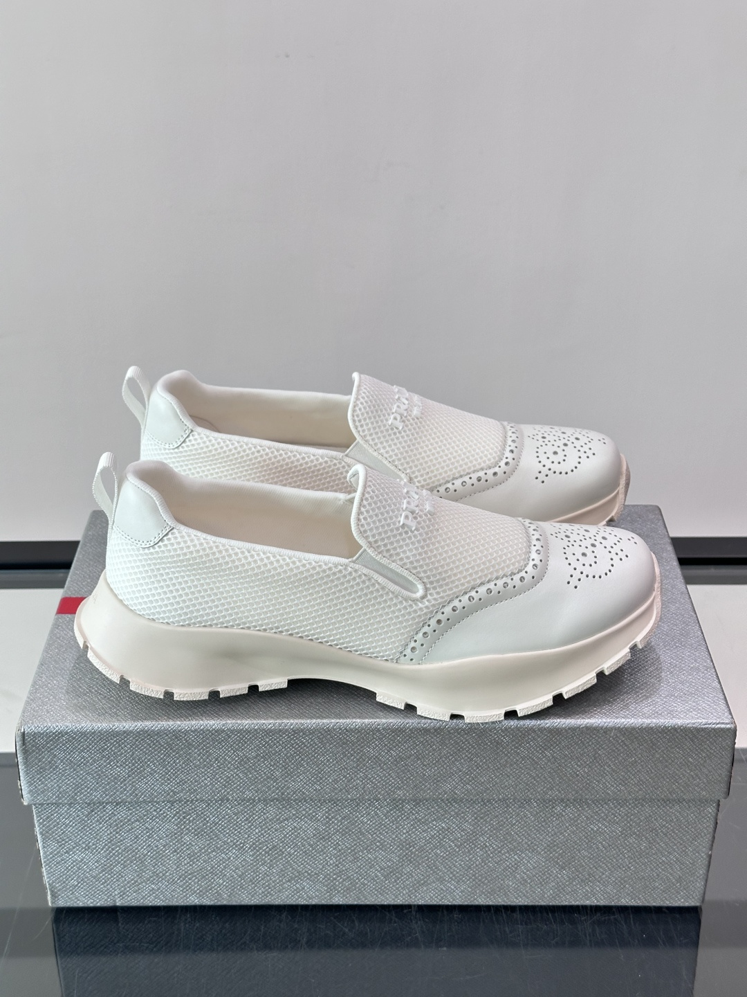 NO:955930,Prada/Prada men's new slip-on slip-on casual shoes. This sneaker is made of smooth calf leather breathable mesh and slip-on loafer upper. It has a modern and simple style, comfortable and breathable, practical and versatile. It is equipped with a 3cm raised rubber sole, decorated with Prada logo details on the heel, breathable lining, and brand logo cowhide feet to create a comfortable wearing experience. Comes with a complete set of original packaging dust bag!  ,size39-45,,prada,prada,loafers,sneakers,cowhide19860909Prada/普拉达 男士新款一脚蹬懒人休闲鞋这款运动鞋采用光滑小牛皮革透气网面,一脚蹬乐福鞋鞋面,现代简约风格,舒适透气,实用百搭,搭配3cm凸纹橡胶鞋底,饰有后跟Prada徽标细节,透气内里,品牌徽标牛皮垫脚,缔造舒适的穿着体验.配全套原包装防尘袋！ ,size39-45,,prada,prada,loafers,sneakers,cowhide,Men's shoes