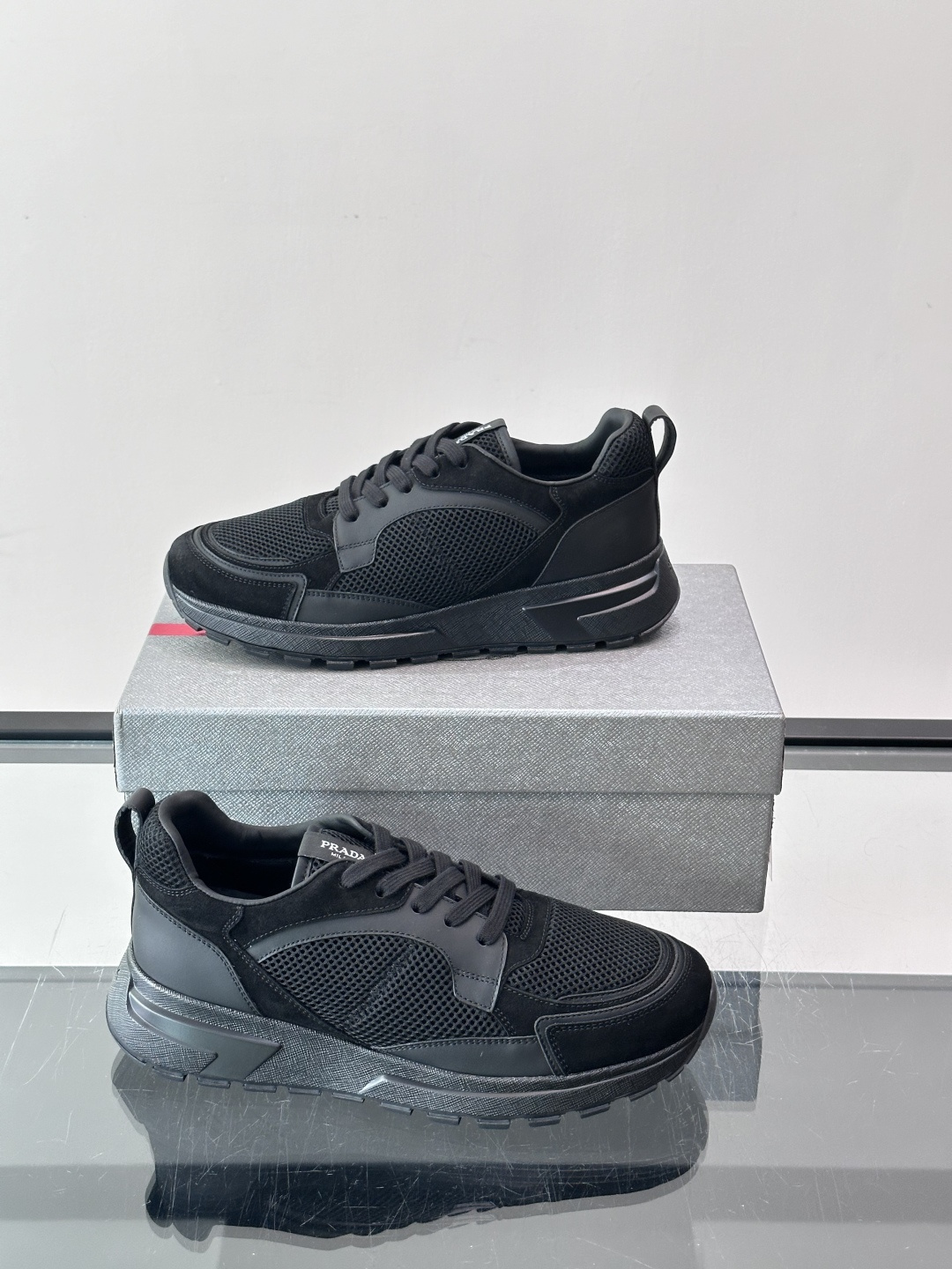 👟Prada网布运动鞋，采用透气网布+皮革拼接，简约又有辨识度✨，白色橡胶鞋底舒适耐磨，日常穿搭或轻运动都OK！鞋舌和鞋