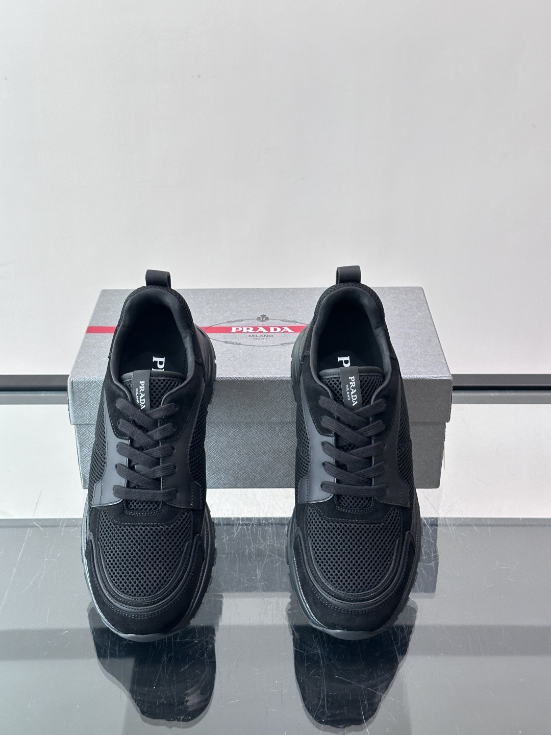 👟Prada网布运动鞋，采用透气网布+皮革拼接，简约又有辨识度✨，白色橡胶鞋底舒适耐磨，日常穿搭或轻运动都OK！鞋舌和鞋