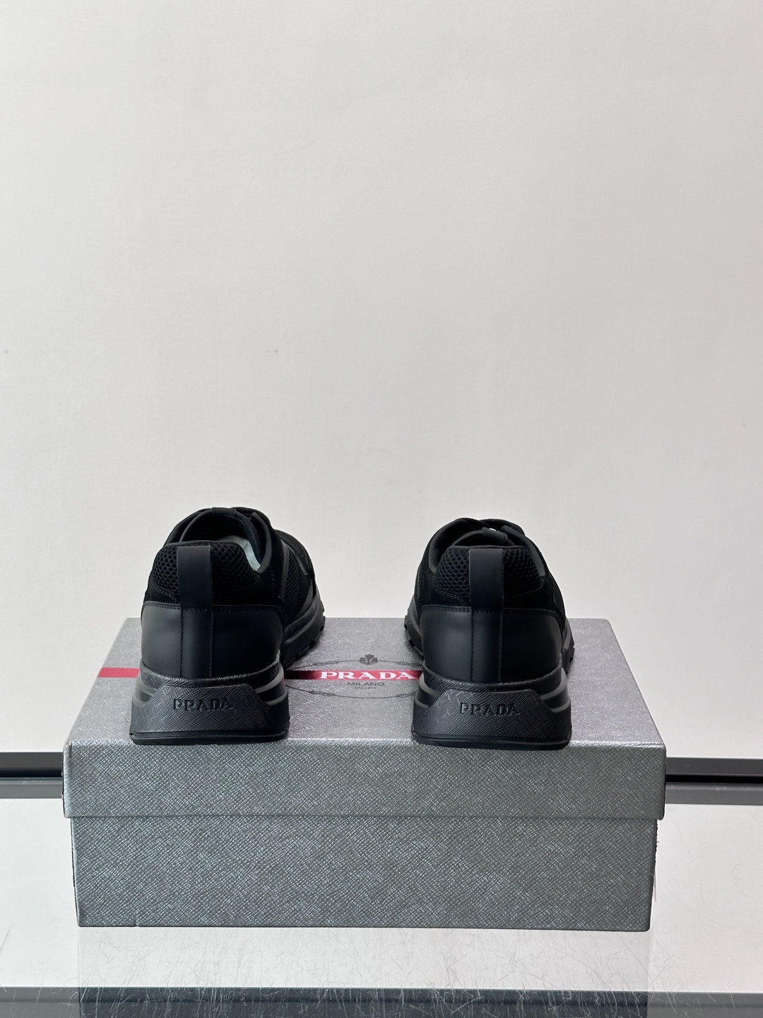 👟Prada网布运动鞋，采用透气网布+皮革拼接，简约又有辨识度✨，白色橡胶鞋底舒适耐磨，日常穿搭或轻运动都OK！鞋舌和鞋