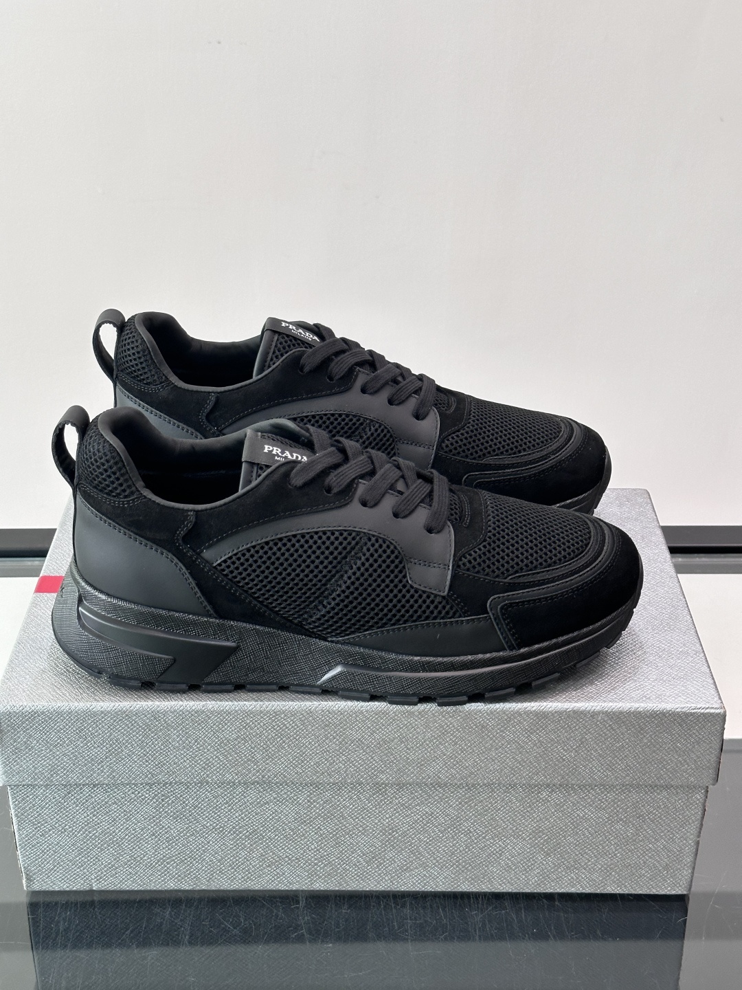 👟Prada网布运动鞋，采用透气网布+皮革拼接，简约又有辨识度✨，白色橡胶鞋底舒适耐磨，日常穿搭或轻运动都OK！鞋舌和鞋