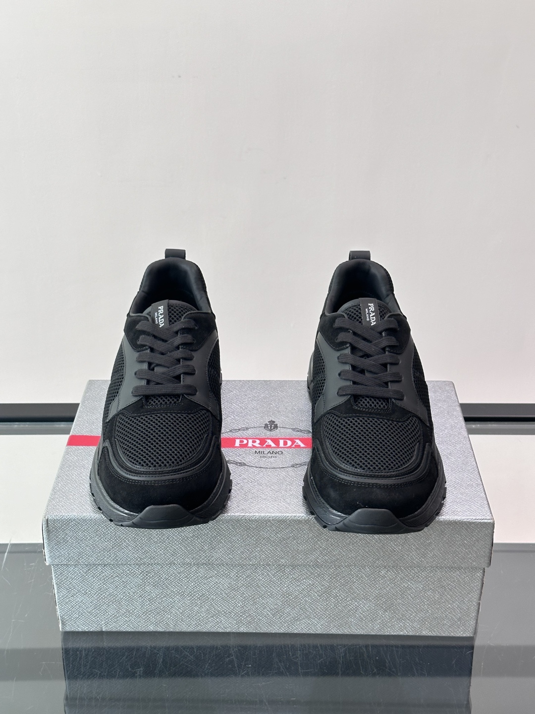 👟Prada网布运动鞋，采用透气网布+皮革拼接，简约又有辨识度✨，白色橡胶鞋底舒适耐磨，日常穿搭或轻运动都OK！鞋舌和鞋