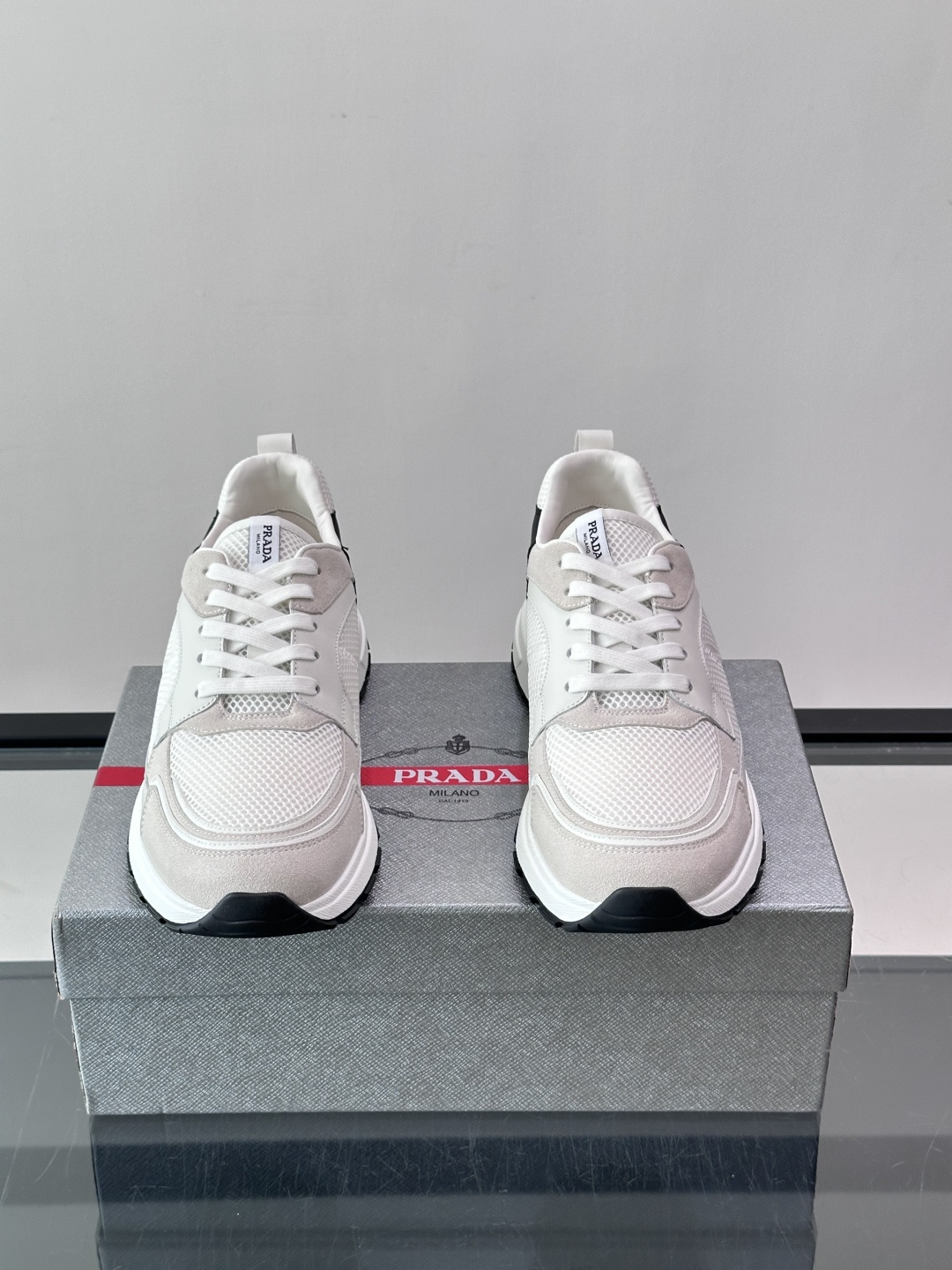 👟Prada网布运动鞋，采用透气网布+皮革拼接，简约又有辨识度✨，白色橡胶鞋底舒适耐磨，日常穿搭或轻运动都OK！鞋舌和鞋