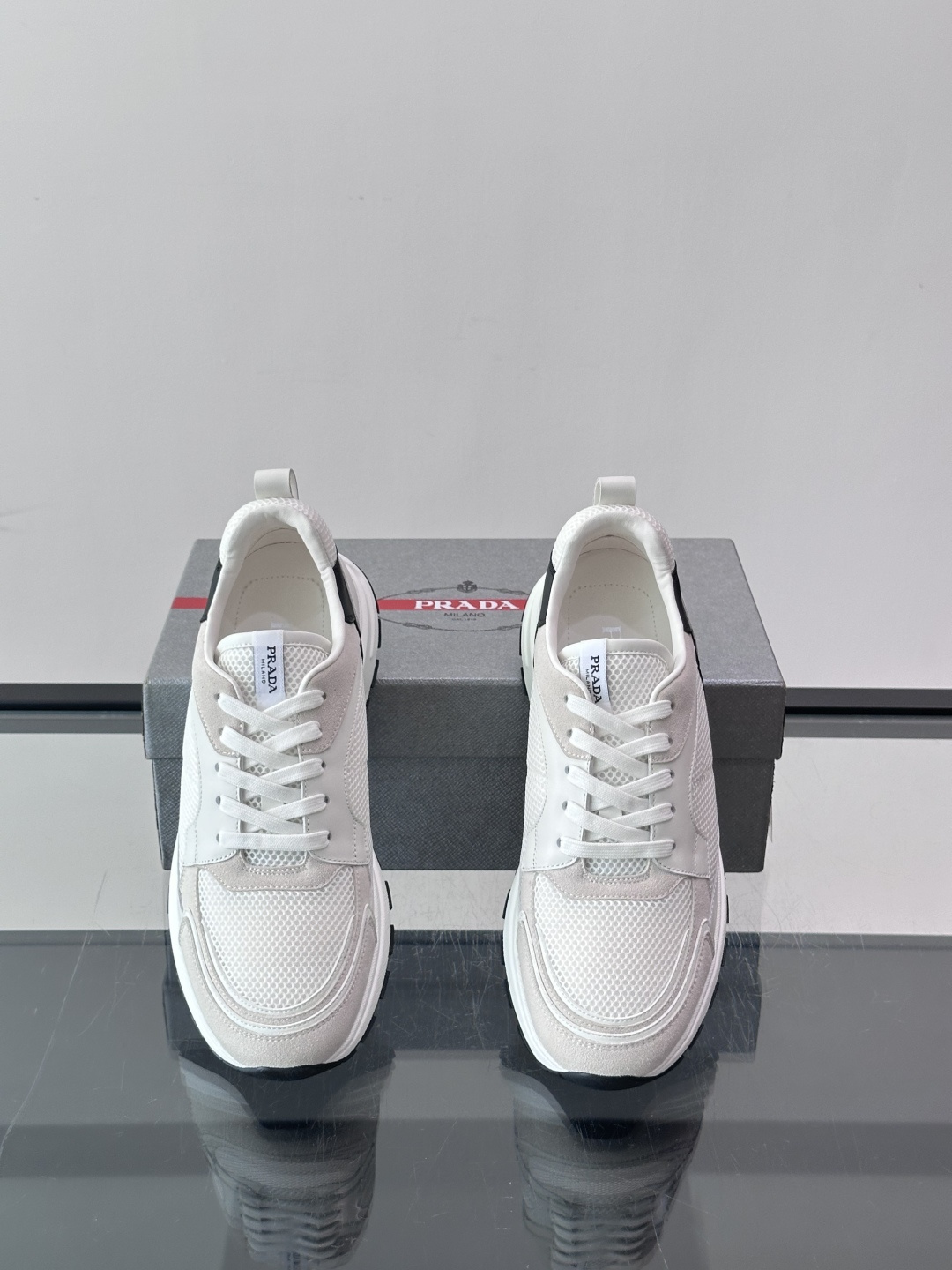 👟Prada网布运动鞋，采用透气网布+皮革拼接，简约又有辨识度✨，白色橡胶鞋底舒适耐磨，日常穿搭或轻运动都OK！鞋舌和鞋