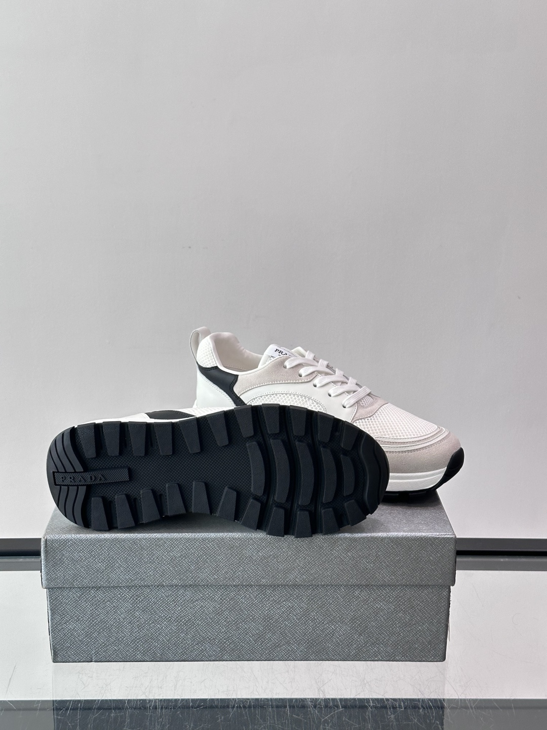 👟Prada网布运动鞋，采用透气网布+皮革拼接，简约又有辨识度✨，白色橡胶鞋底舒适耐磨，日常穿搭或轻运动都OK！鞋舌和鞋