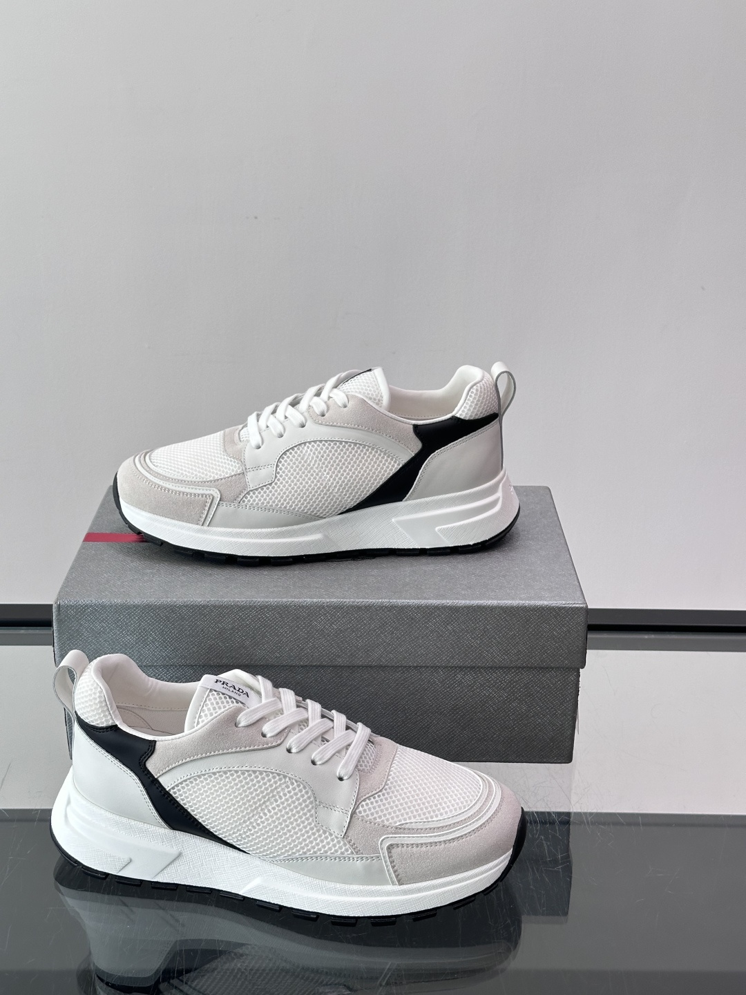👟Prada网布运动鞋，采用透气网布+皮革拼接，简约又有辨识度✨，白色橡胶鞋底舒适耐磨，日常穿搭或轻运动都OK！鞋舌和鞋