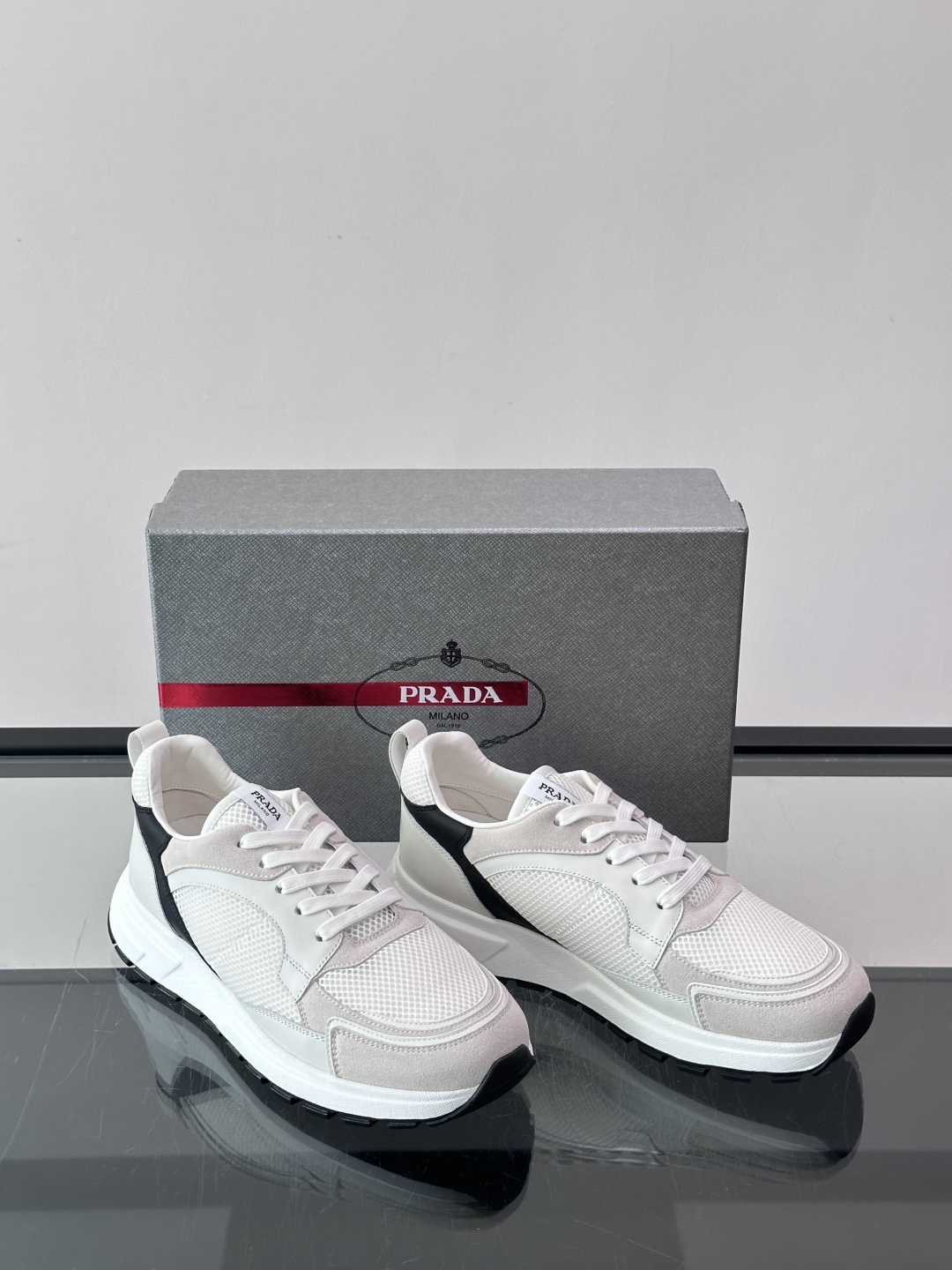 👟Prada网布运动鞋，采用透气网布+皮革拼接，简约又有辨识度✨，白色橡胶鞋底舒适耐磨，日常穿搭或轻运动都OK！鞋舌和鞋