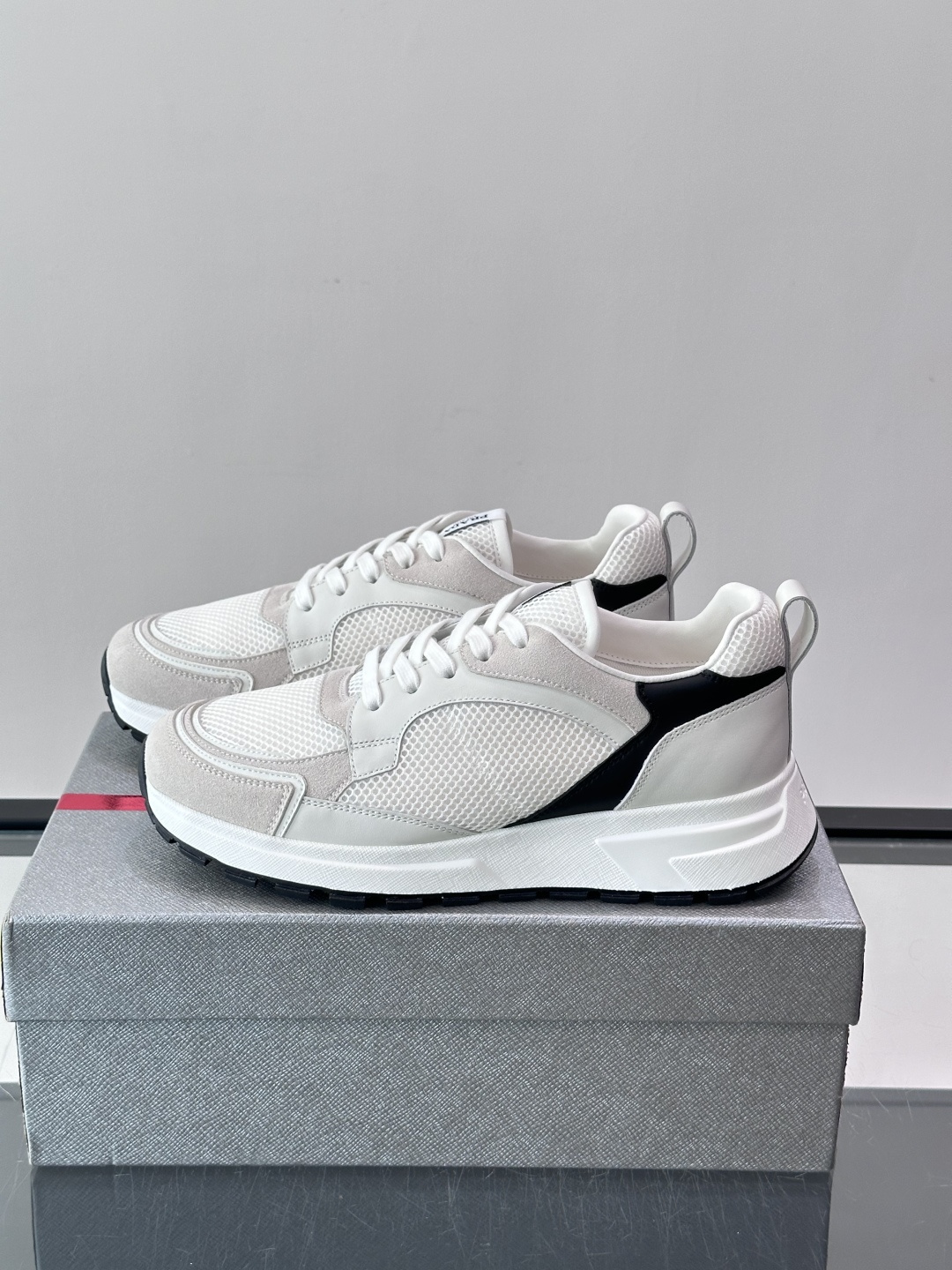 👟Prada网布运动鞋，采用透气网布+皮革拼接，简约又有辨识度✨，白色橡胶鞋底舒适耐磨，日常穿搭或轻运动都OK！鞋舌和鞋