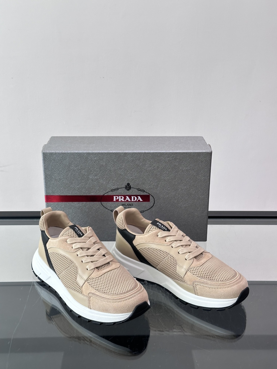 👟Prada网布运动鞋，采用透气网布+皮革拼接，简约又有辨识度✨，白色橡胶鞋底舒适耐磨，日常穿搭或轻运动都OK！鞋舌和鞋